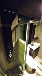 uma casa de banho com um WC e um lavatório em Perneia Rooms em Askas