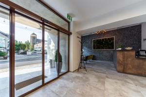 Televízia a/alebo spoločenská miestnosť v ubytovaní Bohemia Inn Hotel