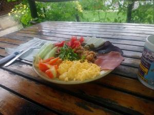 Makanan di atau berdekatan rumah tamu ini +21 gambar