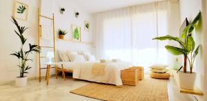 Кровать или кровати в номере ROQUETAS BEACH HOUSE Apartamento fresco con Piscina