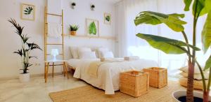 Кровать или кровати в номере ROQUETAS BEACH HOUSE Apartamento fresco con Piscina +36 фотографий