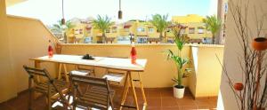 Балкон или терраса в ROQUETAS BEACH HOUSE Apartamento fresco con Piscina