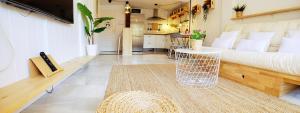 Кухня или мини-кухня в ROQUETAS BEACH HOUSE Apartamento fresco con Piscina
