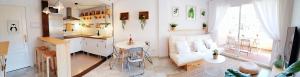 Кухня или мини-кухня в ROQUETAS BEACH HOUSE Apartamento fresco con Piscina
