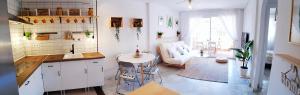 kuchnia i salon z kanapą i stołem w obiekcie BEACH HOUSE - ROQUETAS DE MAR w mieście Roquetas de Mar