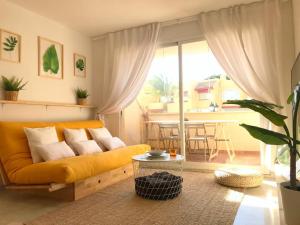 Гостиная зона в ROQUETAS BEACH HOUSE Apartamento fresco con Piscina