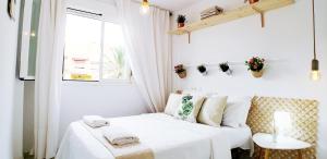 Кровать или кровати в номере ROQUETAS BEACH HOUSE Apartamento fresco con Piscina