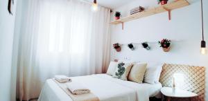 Кровать или кровати в номере ROQUETAS BEACH HOUSE Apartamento fresco con Piscina