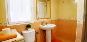 Ванная комната в ROQUETAS BEACH HOUSE Apartamento fresco con Piscina