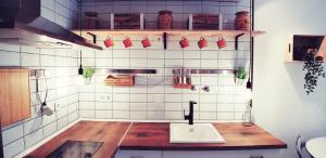 Кухня или мини-кухня в ROQUETAS BEACH HOUSE Apartamento fresco con Piscina

