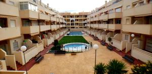 Бассейн в ROQUETAS BEACH HOUSE Apartamento fresco con Piscina или поблизости