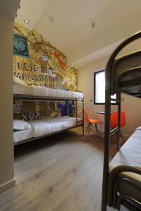 Cama o camas de una habitación en The 3 Ducks Eiffel Tower by Hiphophostels