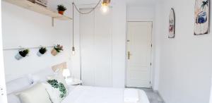 Кровать или кровати в номере ROQUETAS BEACH HOUSE Apartamento fresco con Piscina