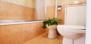 Ванная комната в ROQUETAS BEACH HOUSE Apartamento fresco con Piscina