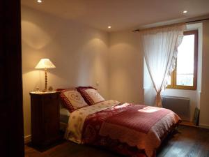 una camera da letto con un letto e una finestra di Domaine de la Safranière - Chambre d'hote a Saint-Léger