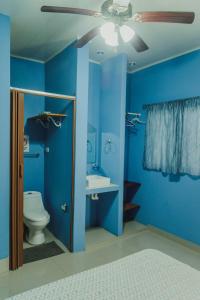 A bathroom at Cuartos Casa Blanca