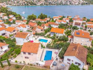 Bazén v ubytovaní Villa Alka alebo v jeho blízkosti