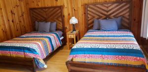 Кровать или кровати в номере Marshall's Creek Rest Motel