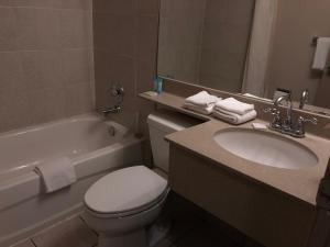 Afbeelding uit fotogalerij van Travellers Inn in Calgary