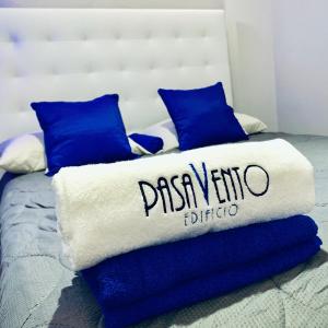 łóżko z białym kocem i niebieskimi poduszkami w obiekcie Modern Suite #0 - best location w mieście Aguadilla