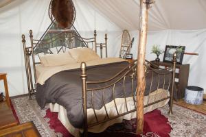 a bedroom with a canopy bed in a tent at Sven's Basecamp Hostel in Fairbanks