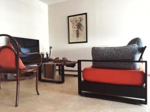 uma sala de estar com uma cadeira e uma mesa em Como en casa... en gran Mendoza em Mendoza