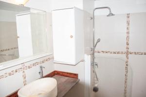 Koupelna v ubytování villa Philexiane