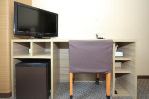 TV a/nebo společenská místnost v ubytování Smile Hotel Kawaguchi