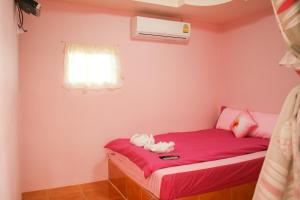 Giường trong phòng chung tại Boathouse Resort Suanphung