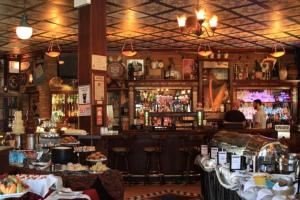un restaurant avec un bar servant de nombreux plats dans l'établissement Spacious 2BR Apartment near Airport - Central Charming, à Dunning