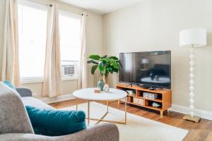 Spacious 2BR Apt Close to Airport & Parking