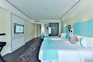Giường trong phòng chung tại Xana Hotelle Shenzhen Airport Terminal