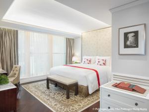 um quarto com uma cama, uma secretária e uma janela em The Pottinger Hong Kong em Hong Kong