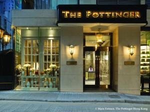 sklep przed garncarzem z napisem w obiekcie The Pottinger Hong Kong w Hongkongu