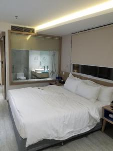 Postel nebo postele na pokoji v ubytování Gia Huyền Hotel