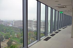 un pasillo vacío en un edificio con ventanas grandes en Platinum Sky, en Wroclaw