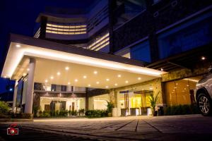 un edificio con luci accese di notte di Hotel Marciano a Calamba