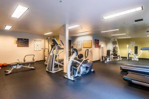 The fitness centre and/or fitness facilities at Cozy home nearby most attractions Seattle center