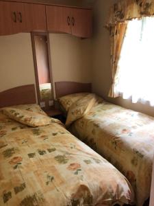 Posteľ alebo postele v izbe v ubytovaní 62 Glenfinart Caravan Park