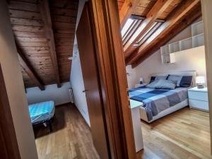 una camera da letto con un letto in una stanza con soffitti in legno di Calle del Palazzo a Grado