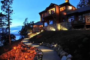 une maison avec un chemin menant à un bâtiment dans l'établissement Charming Luxury Lodge & Private Spa, à San Carlos de Bariloche