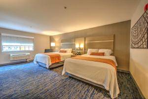 Кровать или кровати в номере Best Western Plus Media Center Inn & Suites