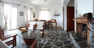 een woonkamer met een open haard en een tafel bij Peggy's house in Monastiraki