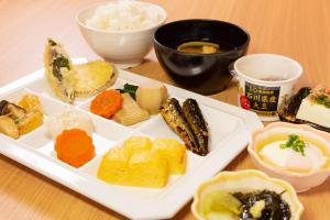 une assiette contenant différents types de denrées alimentaires sur une table dans l'établissement Hotel Vista Kanazawa, à Kanazawa