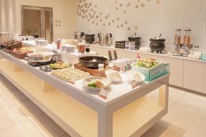 ein Buffet mit vielen verschiedenen Speisen darauf in der Unterkunft Hotel Vista Kanazawa in Kanazawa