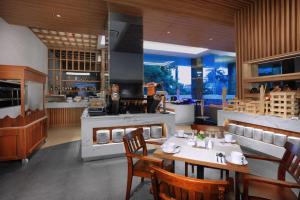 ห้องอาหารหรือที่รับประทานอาหารของ Harper Wahid Hasyim Medan by ASTON