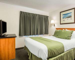 Postel nebo postele na pokoji v ubytování Rodeway Inn