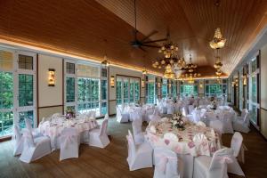 Restaurace v ubytování Coorg Wilderness Resort & Spa + 37 fotografií