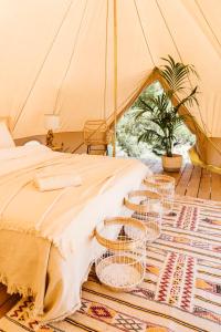 een tent met vier manden op de vloer bij Dreamsea Mediterranean Camp in Benitachell