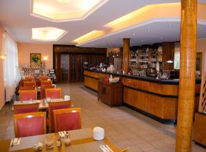 Lounge o bar area sa Kraichgauhotel